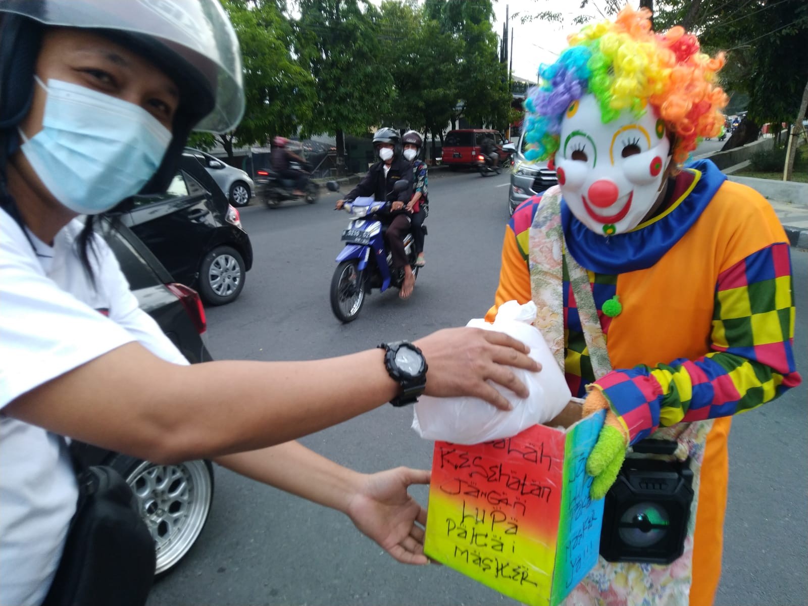 POSKO GERAKANBERBAGIUNTUKWARGA MENDAPAT SUMBANGAN 1000 ROTI UNTUK DIBAGIKAN DI WILAYAH SEMARANG