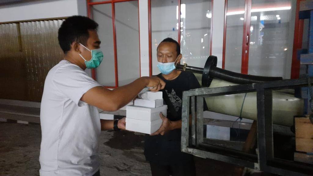 Posko Gerakan Berbagi Untuk Warga Jateng Bagikan Nasi Bungkus di Kota Semarang