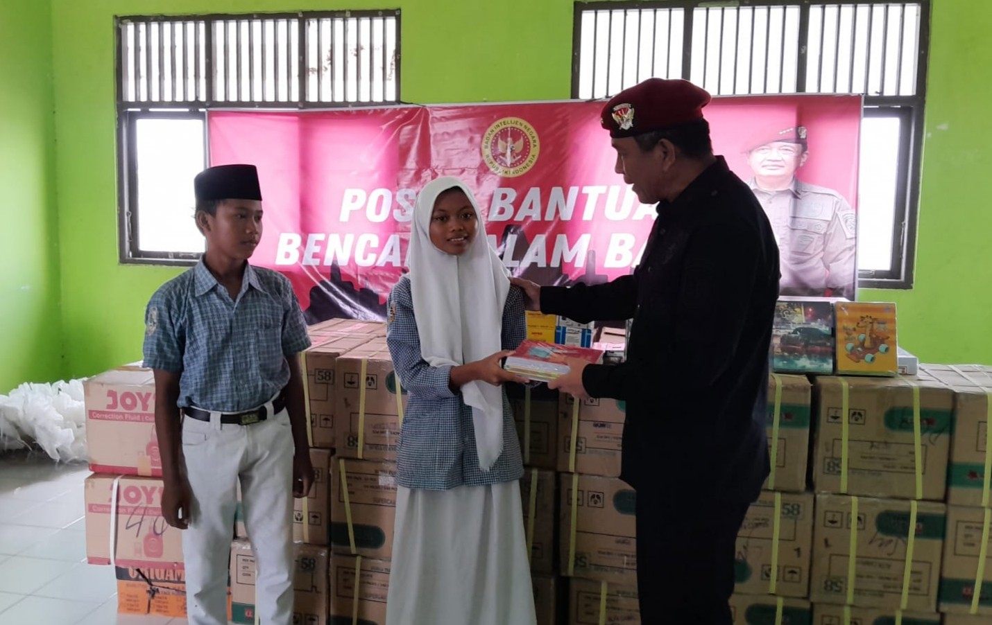 Binda Jawa Tengah Berikan Bantuan Peralatan Sekolah Kepada Siswa Terdampak Banjir