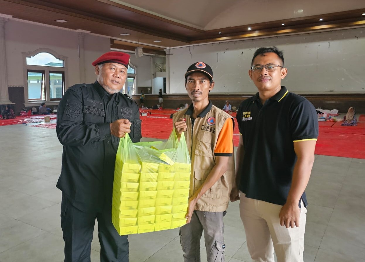 Pengungsi Banjir Demak Berbuka Puasa dengan Paket Bantuan Binda Jateng
