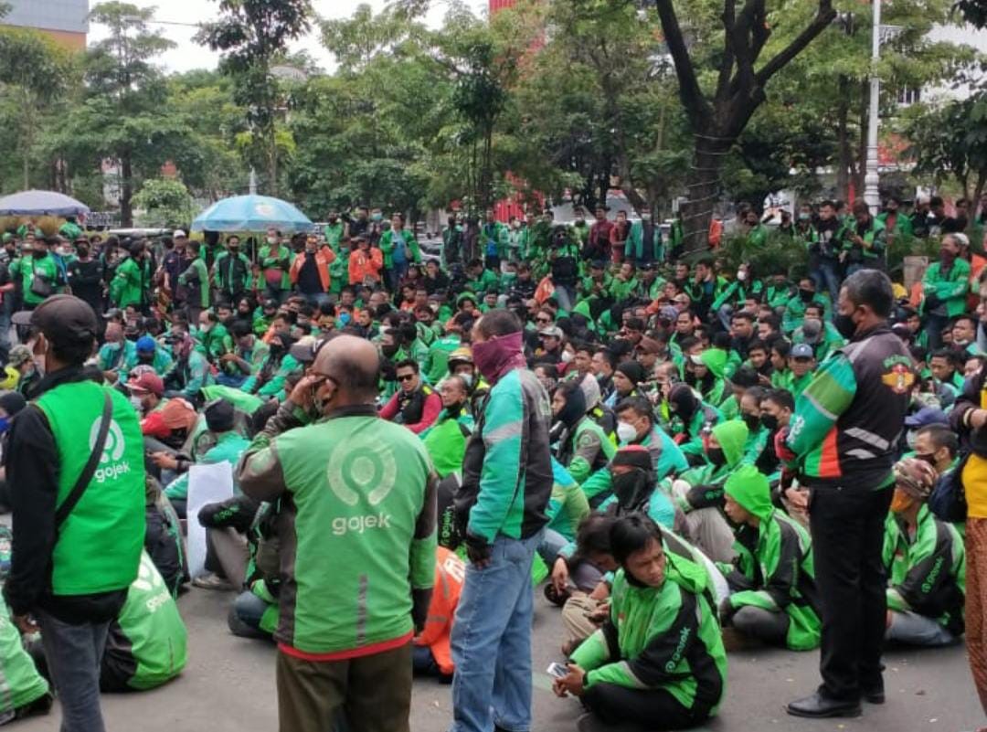 Ratusan Pengemudi Ojol, Minta Ada Perda Penyesuaian Tarif di Kantor Gubernur Jateng