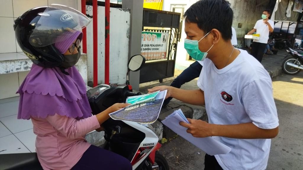 Posko Gerakan Berbagi Untuk Warga Kampanyekan PPKM Level IV Serta Bagikan Nasi Kotak
