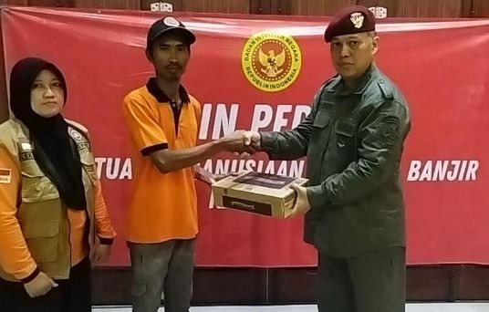 Binda Jateng membagikan nasi kotak sahur untuk para korban banjir di pengungsian Wisma Halim Demak